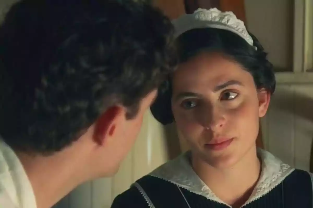 Vera vestida de minyona mira amb expressió pensativa Lope, que està d’esquena. Captura de 'La Promesa'