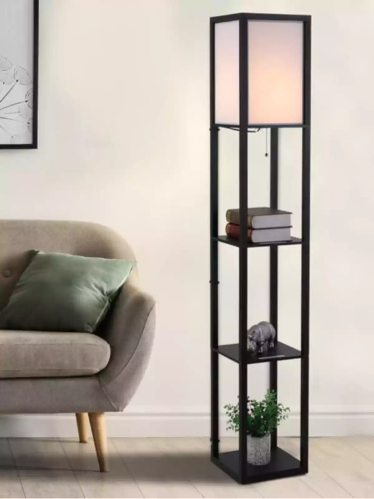 Làmpada de peu moderna amb estructura negra i prestatges, decorada amb llibres, una figura de rinoceront i una planta, al costat d’un sofà beix amb coixí verd en una sala d’estar. Làmpada de peu moderna amb estructura negra i prestatges, decorada amb llibres, una figura de rinoceront i una planta, al costat d’un sofà beix amb coixí verd en una sala d’estar.