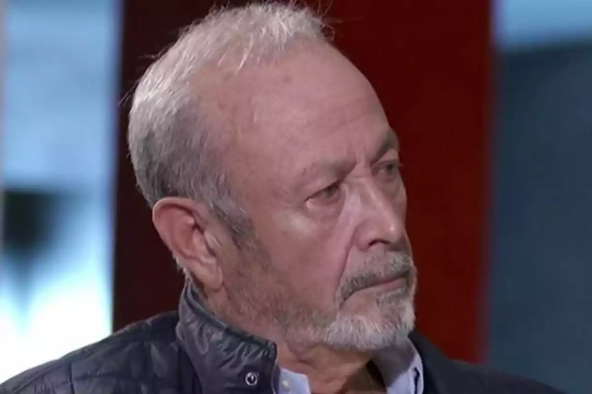 José Castro amb jaqueta fosca mirant cap a un costat en un ambient interior