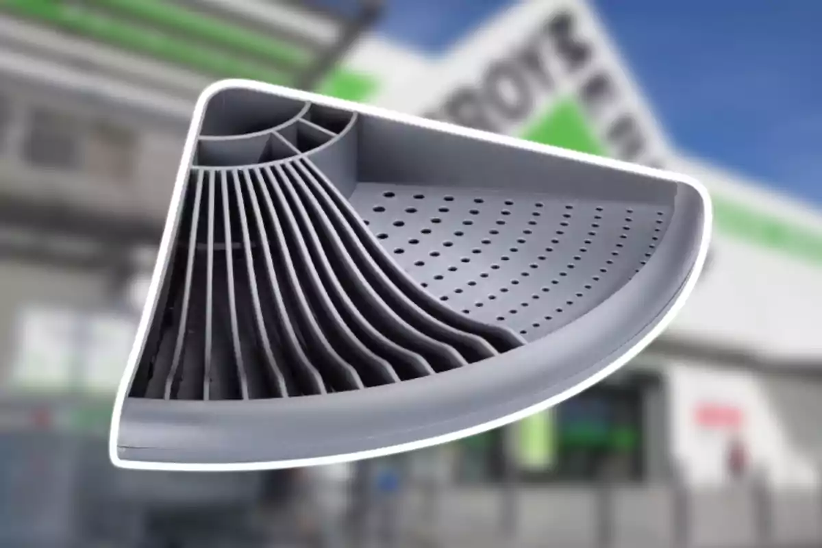 Colador de plàstic gris en forma de triangle amb fons desenfocat d’una botiga Colador de plàstic gris en forma de triangle amb fons desenfocat d’una botiga