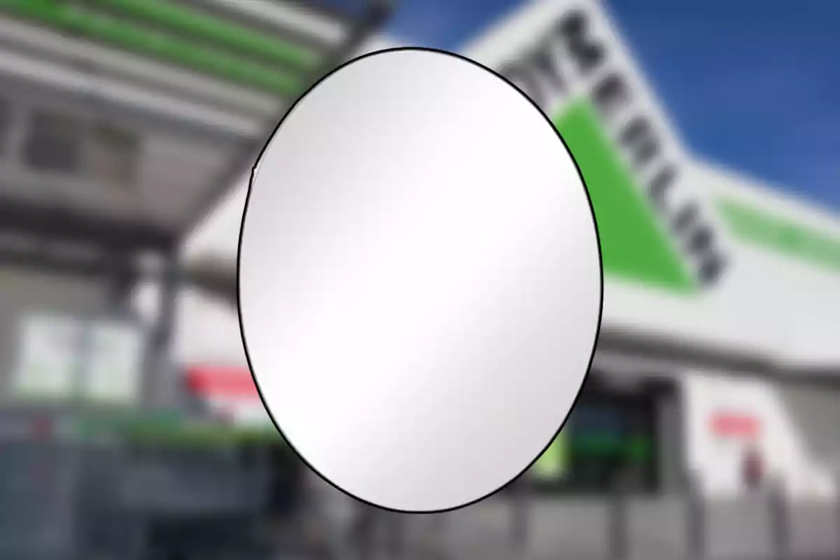 Mirall rodó amb vora negra davant d’una botiga amb rètol verd i fons desenfocat