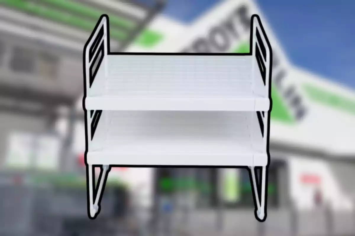 Estant blanc de dos nivells amb fons desenfocat d’una botiga Estant blanc de dos nivells amb fons desenfocat d’una botiga