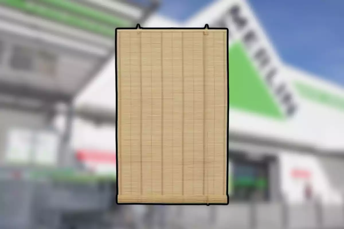 Persiana enrotllable de bambú color natural amb fons de botiga desenfocat