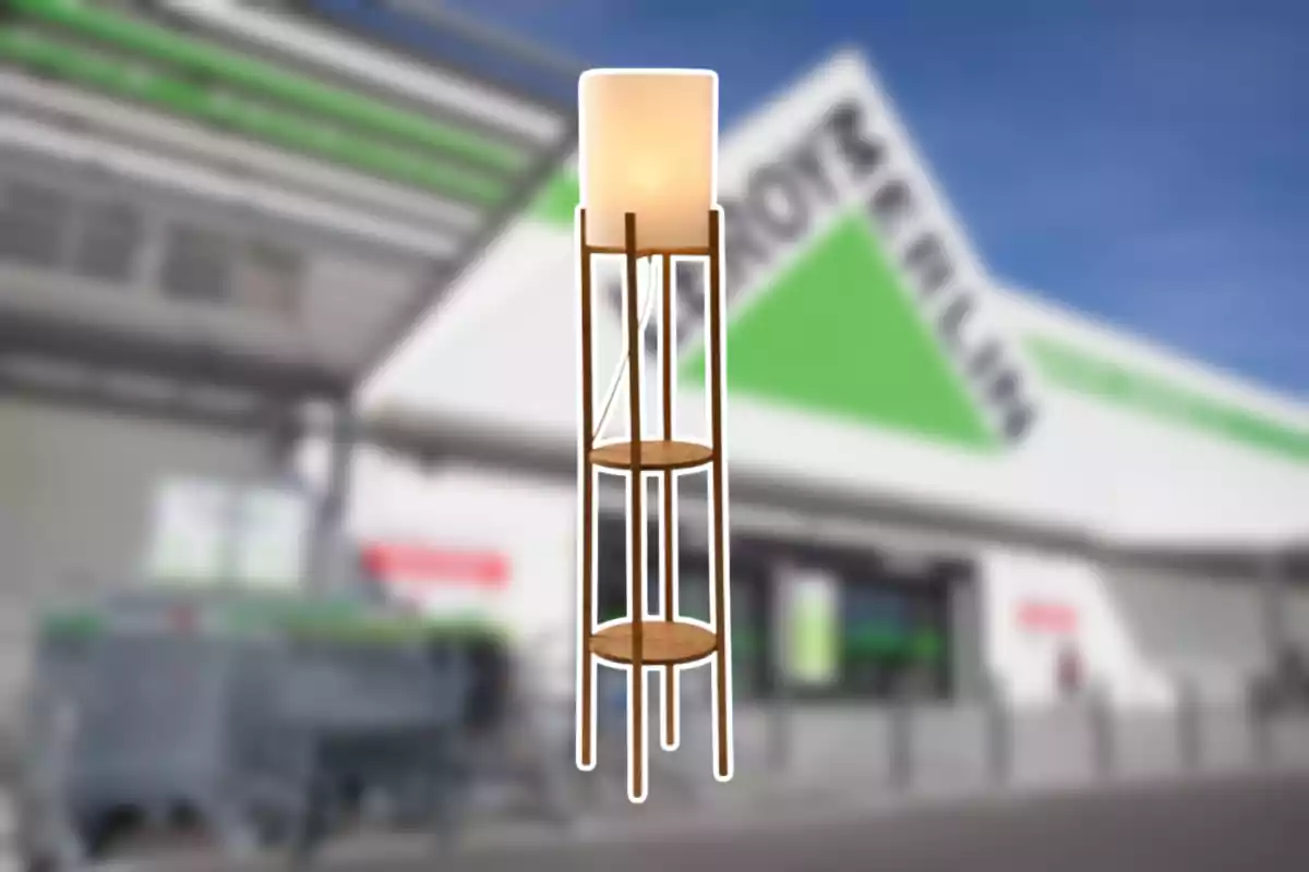 Làmpada de peu de fusta amb prestatges i pantalla clara davant d’una botiga de bricolatge desenfocada