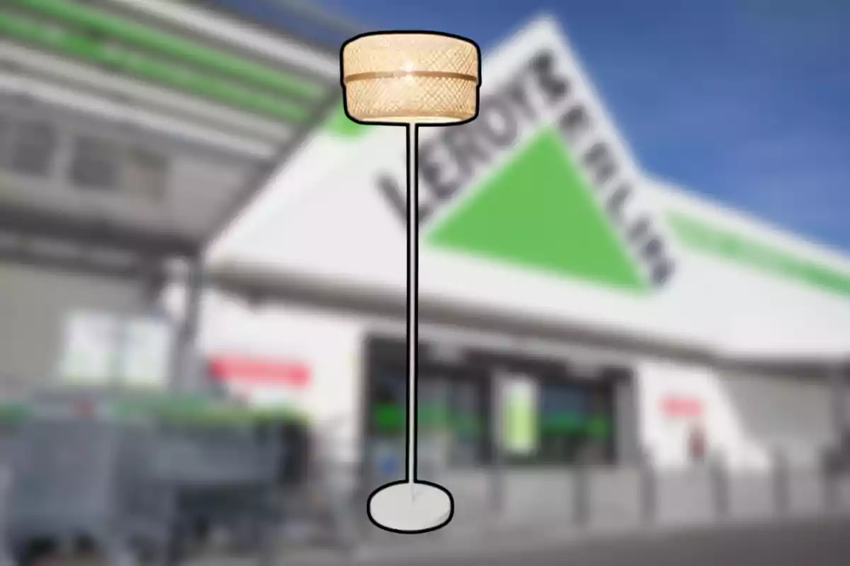 Làmpada de peu amb pantalla de vímet dibuixada sobre una imatge borrosa d’una botiga Leroy Merlin