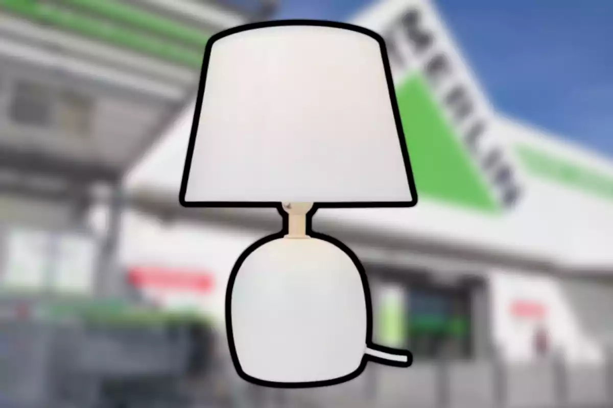 Làmpada de taula blanca amb fons de botiga desenfocat