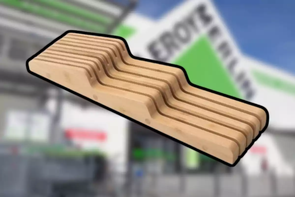 Banc de fusta amb disseny ondulat davant d’una botiga desenfocada