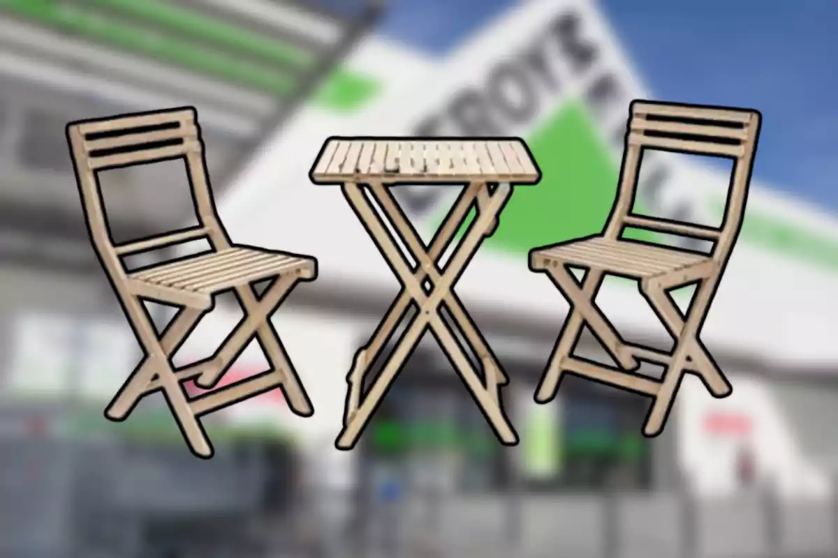 Conjunt de dues cadires i una taula plegables de fusta amb fons de botiga desenfocat Conjunt de dues cadires i una taula plegables de fusta amb fons de botiga desenfocat