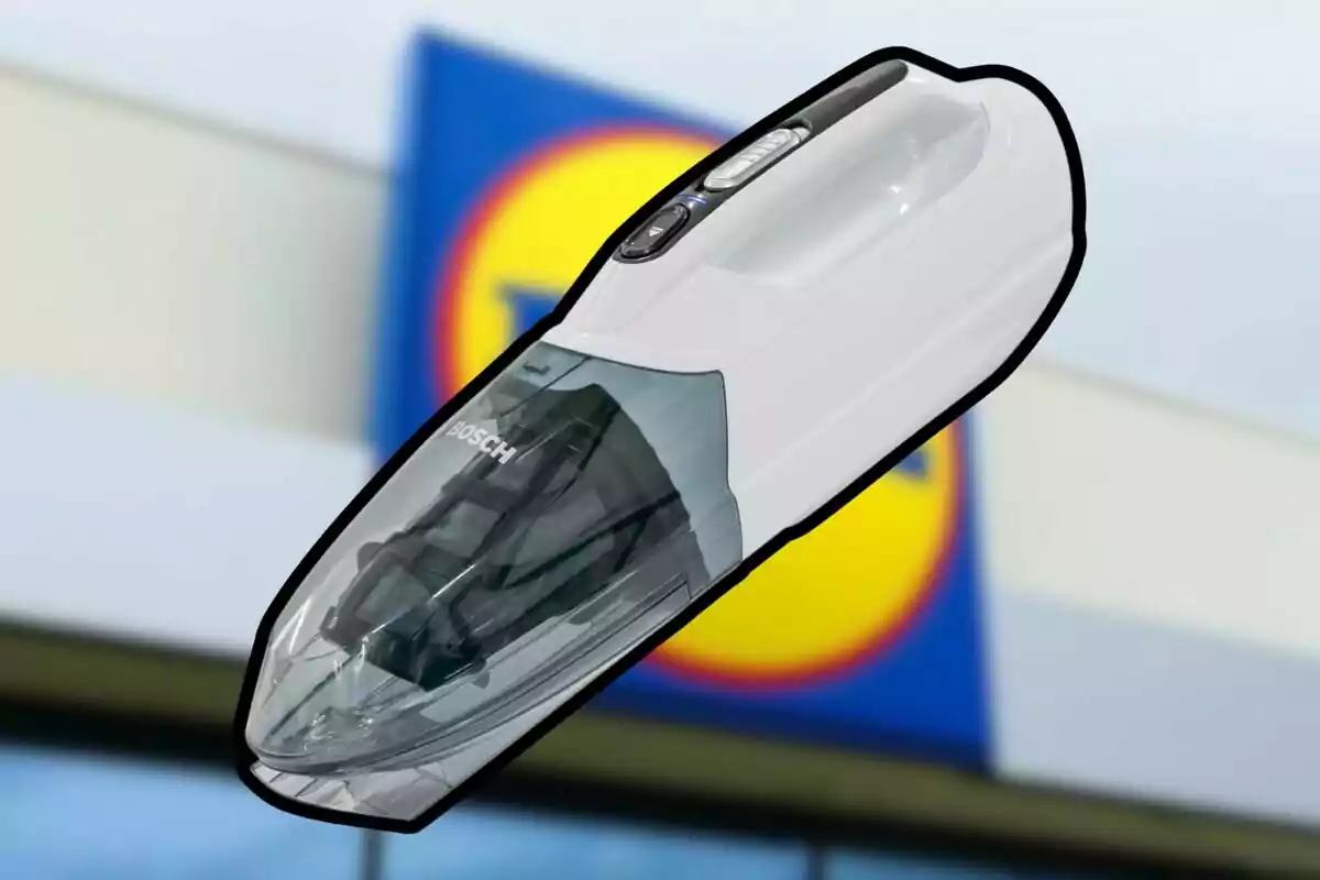 Aspiradora de mà Bosch en primer pla amb un fons desenfocat d'una botiga Lidl Aspiradora de mà Bosch en primer pla amb un fons desenfocat d'una botiga Lidl