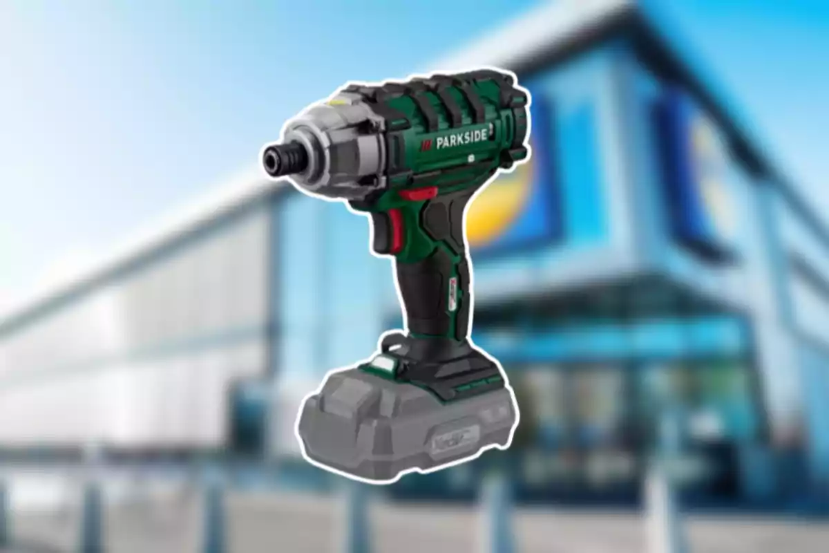 Trepant cargolador Parkside en primer pla amb un edifici modern desenfocat al fons Trepant cargolador Parkside en primer pla amb un edifici modern desenfocat al fons