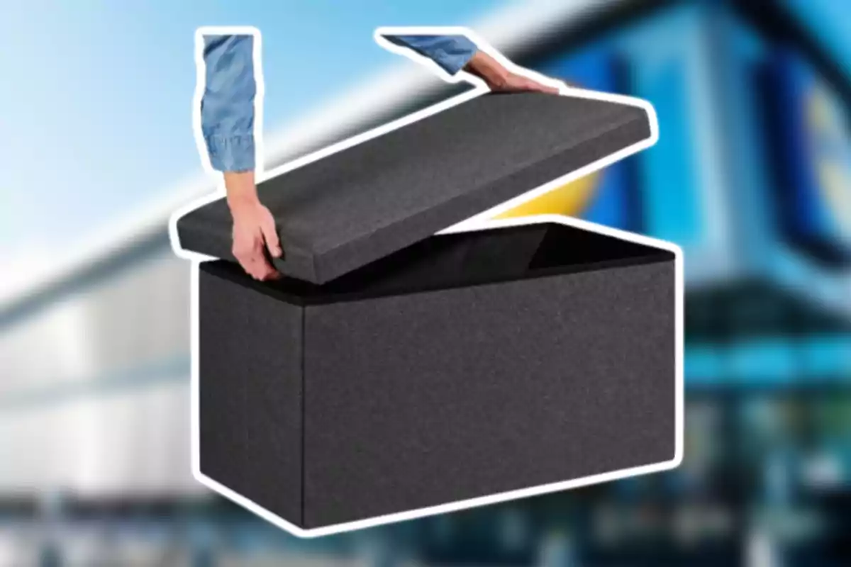 Persona levantando la tapa de un banco organizador de color negro con fondo desenfocado de una tienda