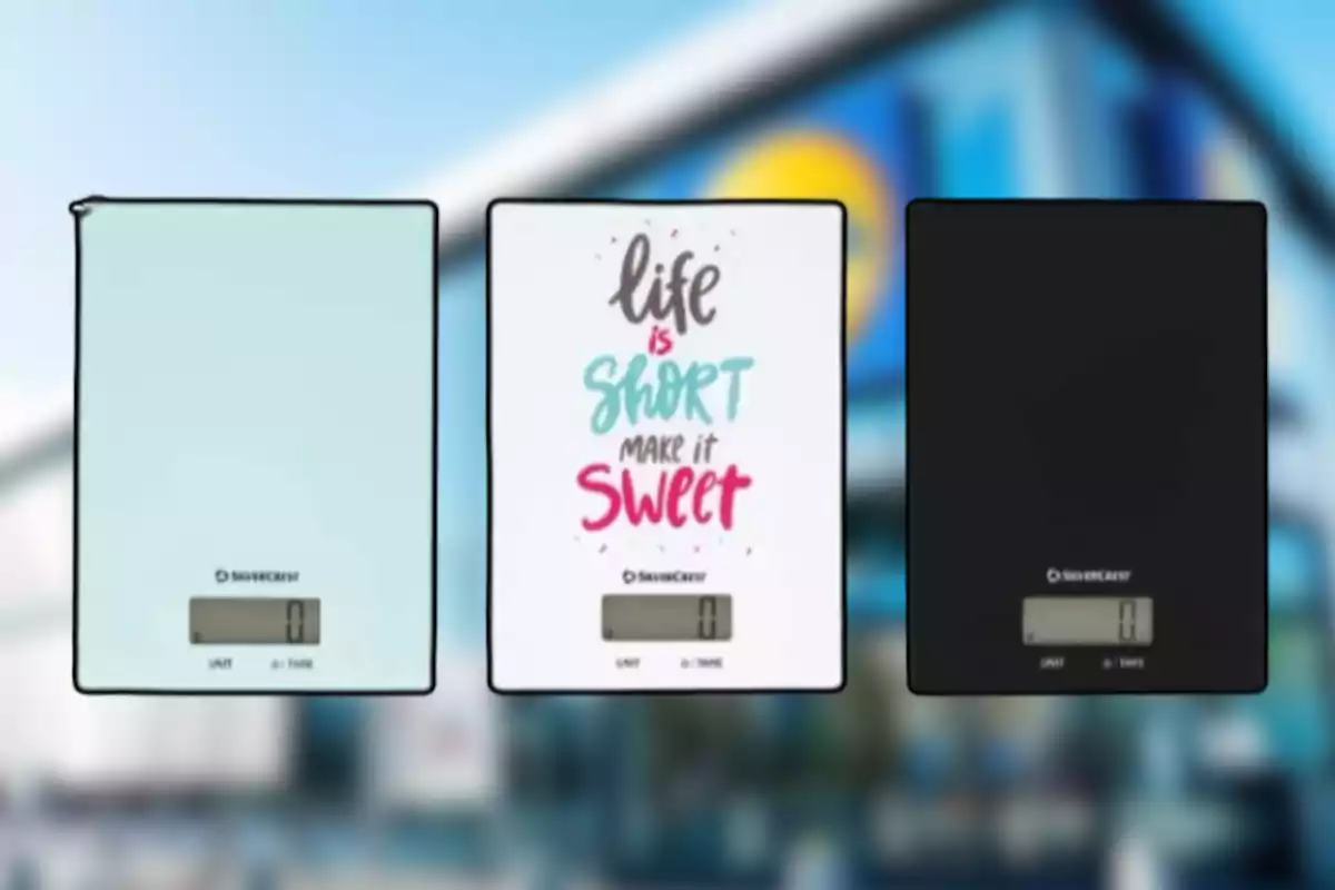 Tres básculas digitales de cocina SilverCrest en diferentes colores y diseños sobre un fondo desenfocado de una tienda