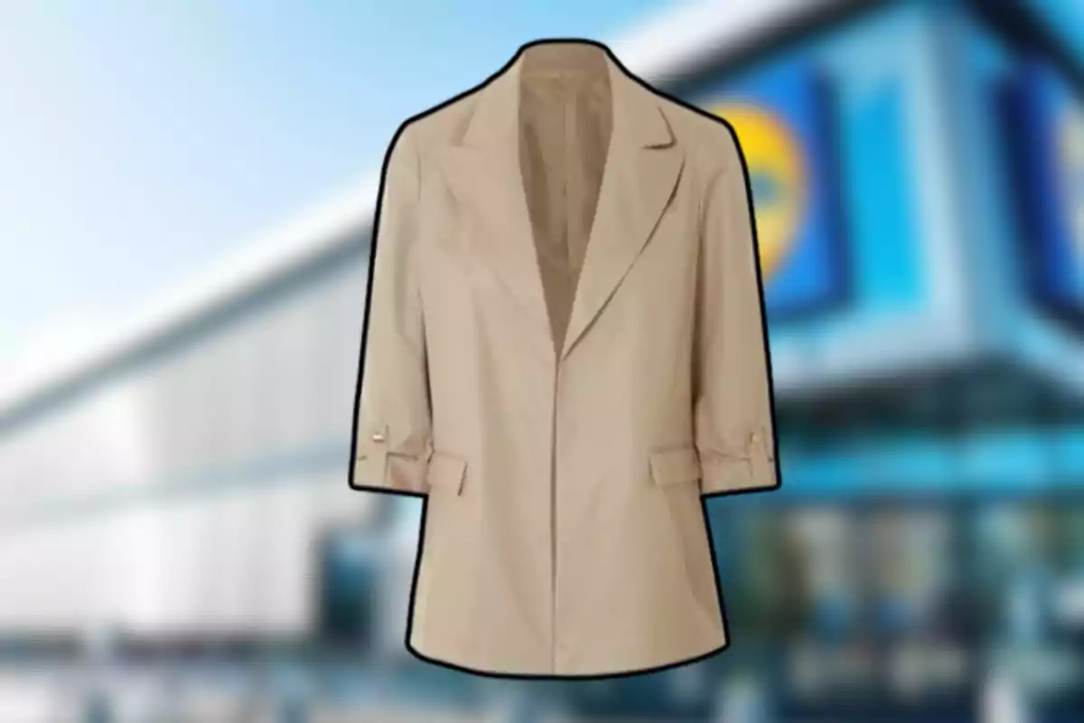 Saco beige de manga tres cuartos con fondo de tienda desenfocado