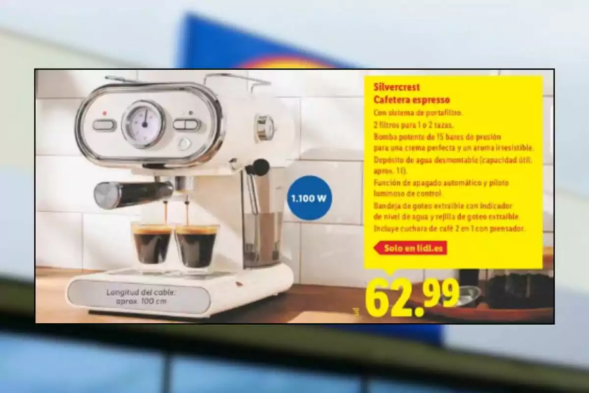 Cafetera espresso Silvercrest de color blanc amb dues tasses de cafè servides, especificacions i preu en un requadre groc Cafetera espresso Silvercrest de color blanc amb dues tasses de cafè servides, especificacions i preu en un requadre groc