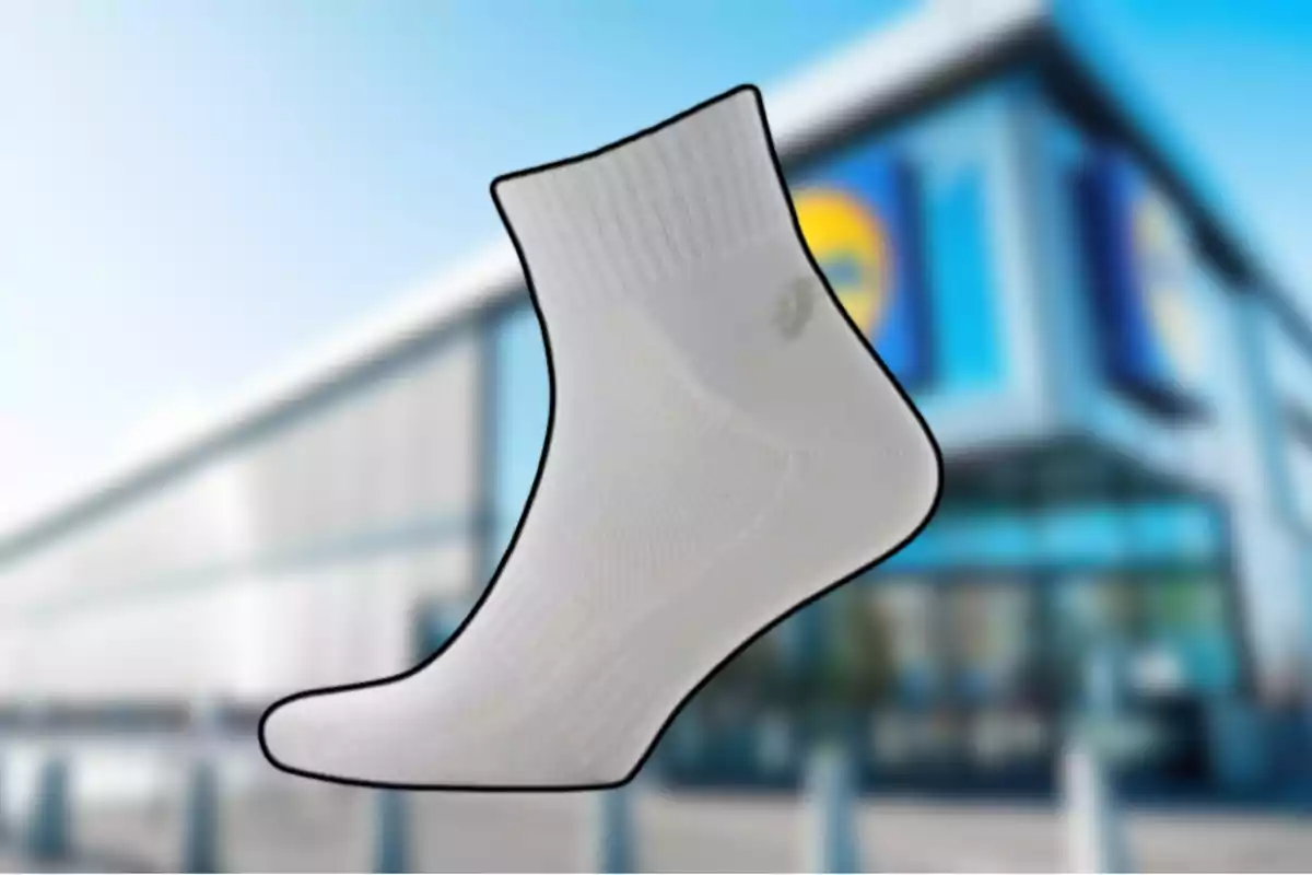 Un mitjó blanc amb una petita taca al costat apareix en primer pla sobre el fons desenfocat d’una botiga. Un mitjó blanc amb una petita taca al costat apareix en primer pla sobre el fons desenfocat d’una botiga.