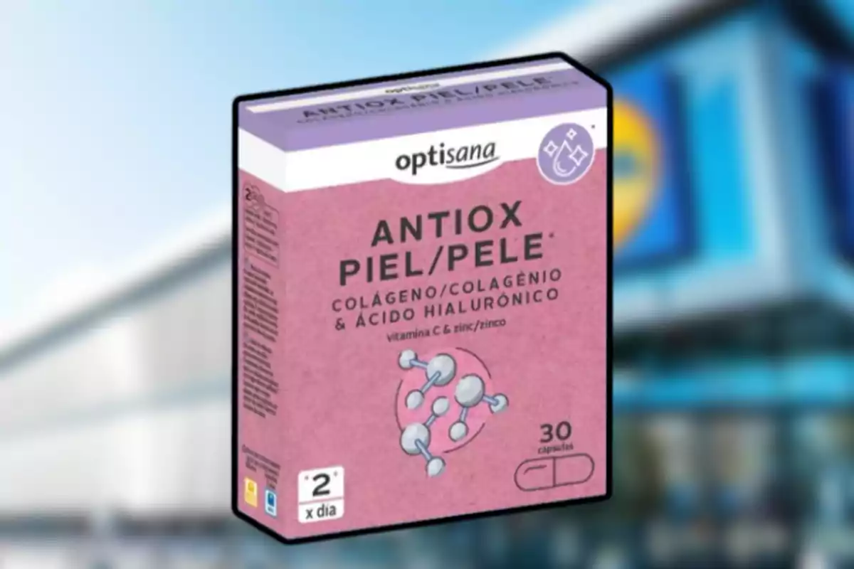 Caixa de suplement Optisana Antiox Pell amb col·lagen, àcid hialurònic, vitamina C i zinc, fons de supermercat desenfocat Caixa de suplement Optisana Antiox Pell amb col·lagen, àcid hialurònic, vitamina C i zinc, fons de supermercat desenfocat