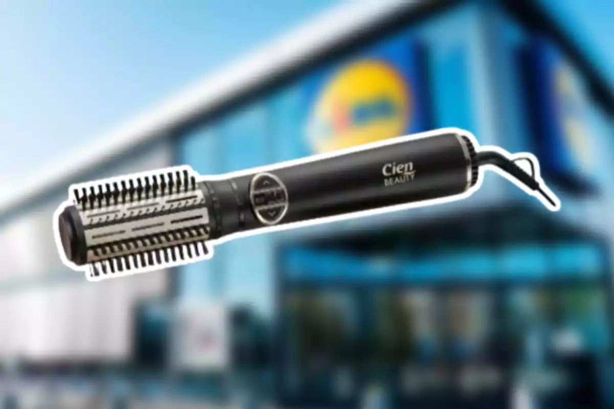 Raspall assecador de la marca Cien Beauty sobre un fons desenfocat d’una botiga Lidl Raspall assecador de la marca Cien Beauty sobre un fons desenfocat d’una botiga Lidl