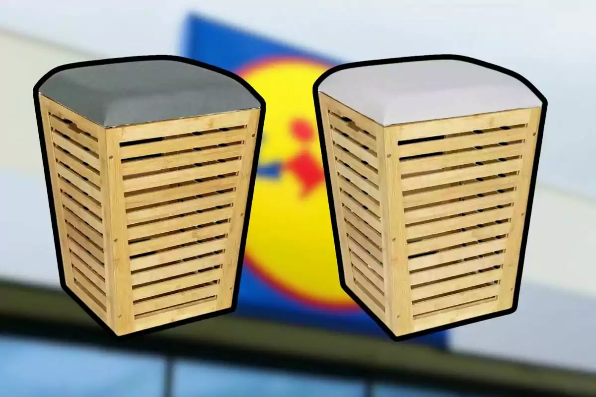 Dos cistells de fusta amb tapa entapissada, un amb coixí gris i l’altre blanc, sobre un fons desenfocat amb un logotip de colors blau, groc i vermell.