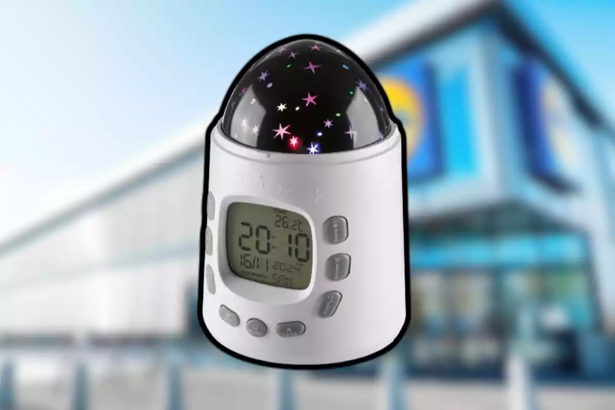 Rellotge despertador digital blanc amb projector d'estrelles i pantalla LCD que mostra l'hora i la temperatura, sobre un fons desenfocat d'un edifici modern. Rellotge despertador digital blanc amb projector d'estrelles i pantalla LCD que mostra l'hora i la temperatura, sobre un fons desenfocat d'un edifici modern.