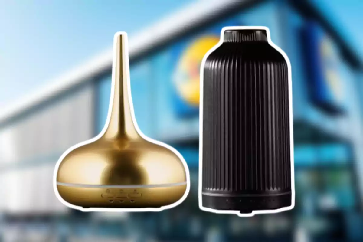Dos difusores de aroma, uno dorado y otro negro, sobre un fondo desenfocado de una tienda