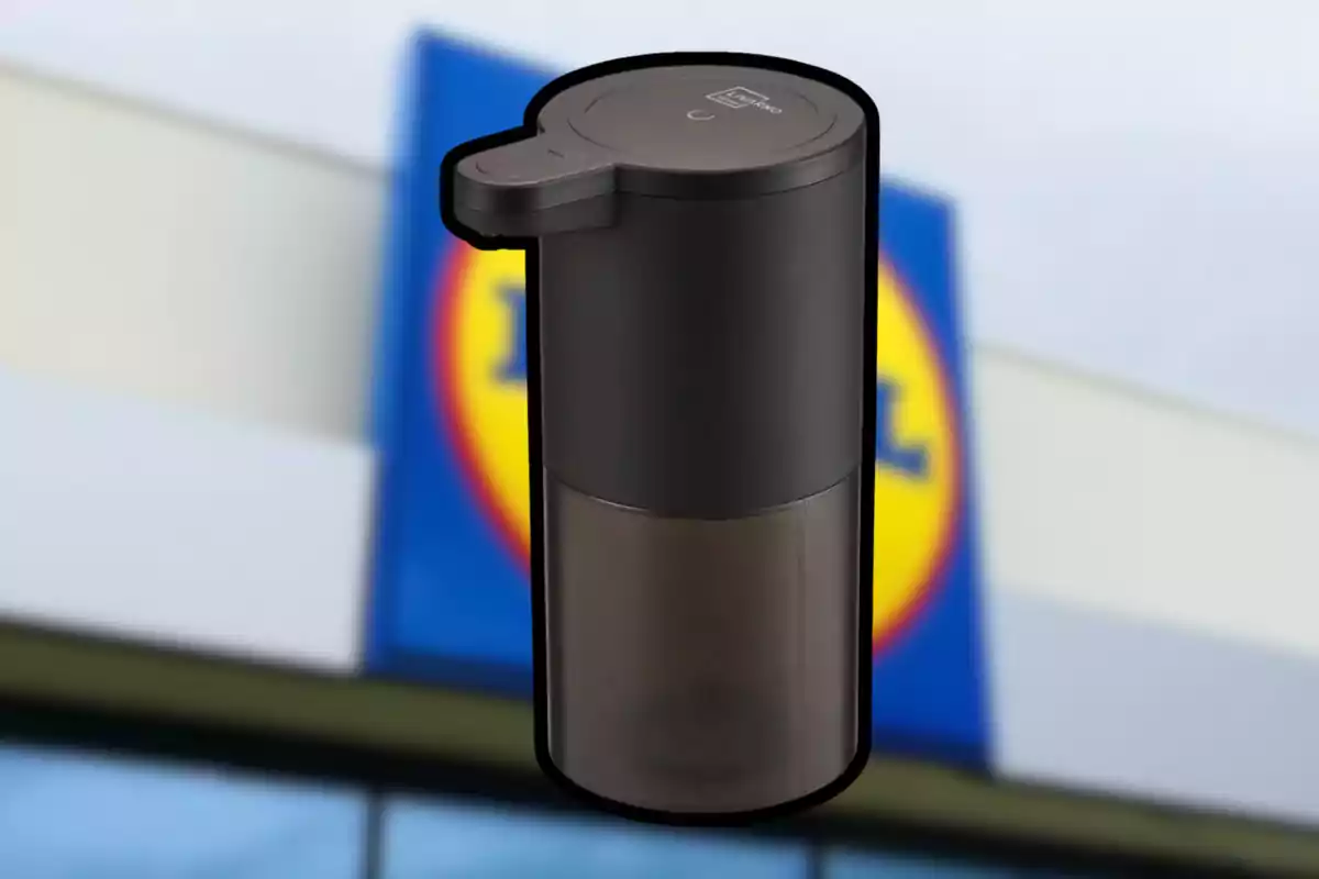 Dispensador automàtic de sabó de color negre amb un fons d’un rètol borros de supermercat.