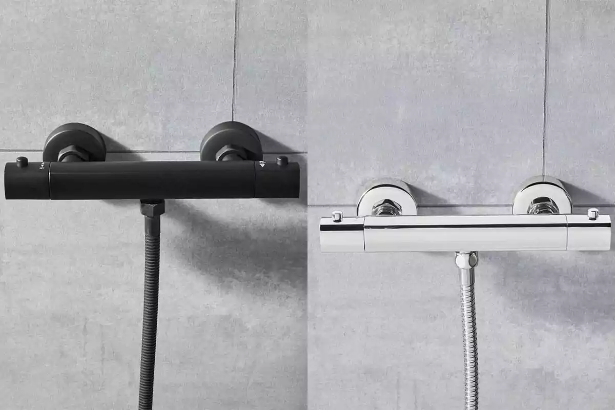Comparació de dues claus de dutxa termostàtiques, una de color negre mat i l’altra amb acabat cromat, instal·lades sobre una paret de rajoles grises.