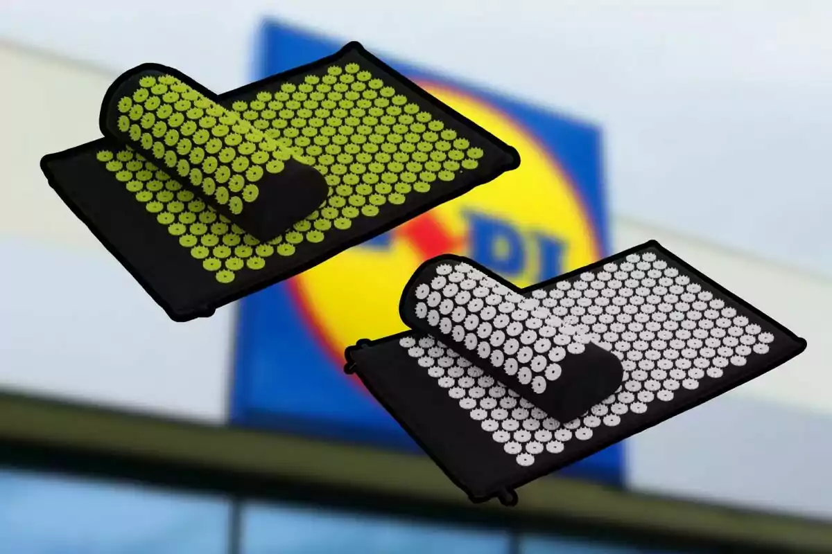 Dos jocs d’estoretes i coixins d’acupressió de color negre amb pues verdes i blanques floten davant d’un cartell borros d’una botiga