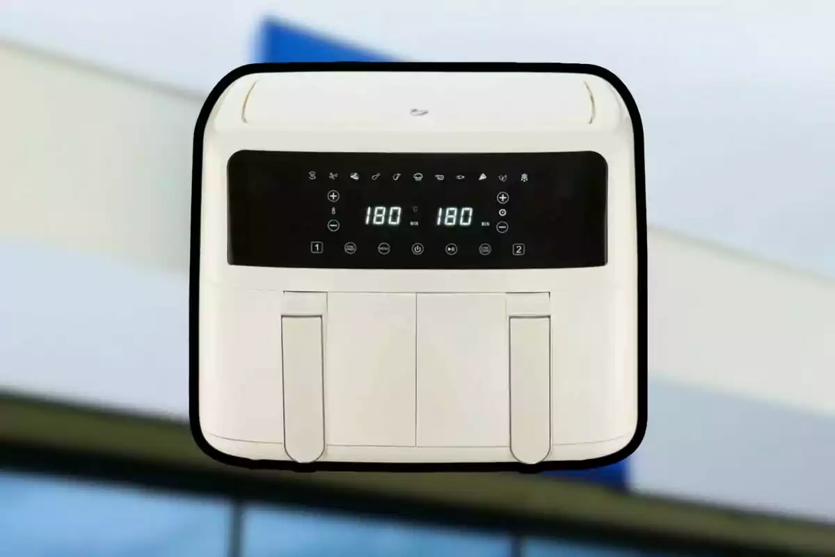 Fregidora d’aire blanca amb dos compartiments i pantalla digital encesa
