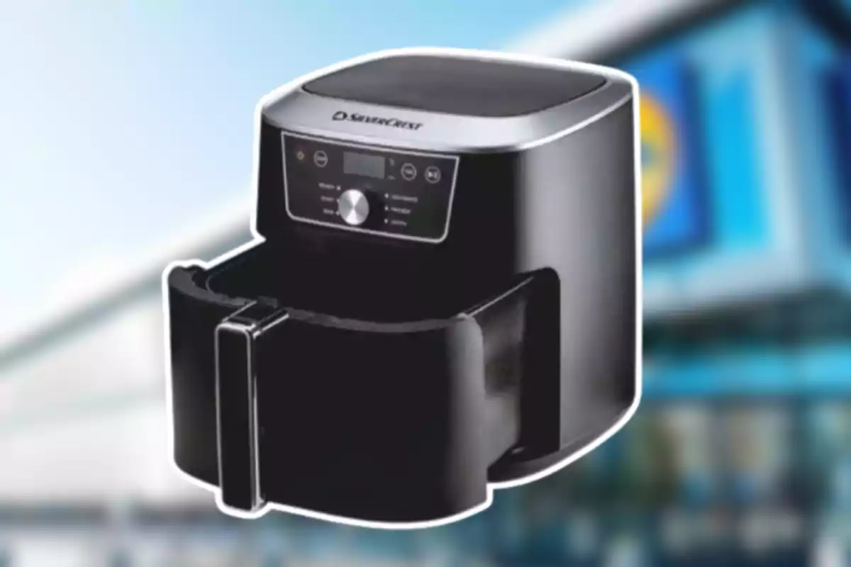 Freidora de aire negra con controles digitales y perilla plateada al frente