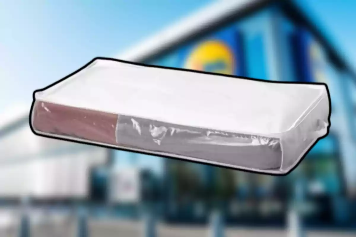 Matalàs embolicat en plàstic davant d’una botiga amb el logotip desenfocat de fons