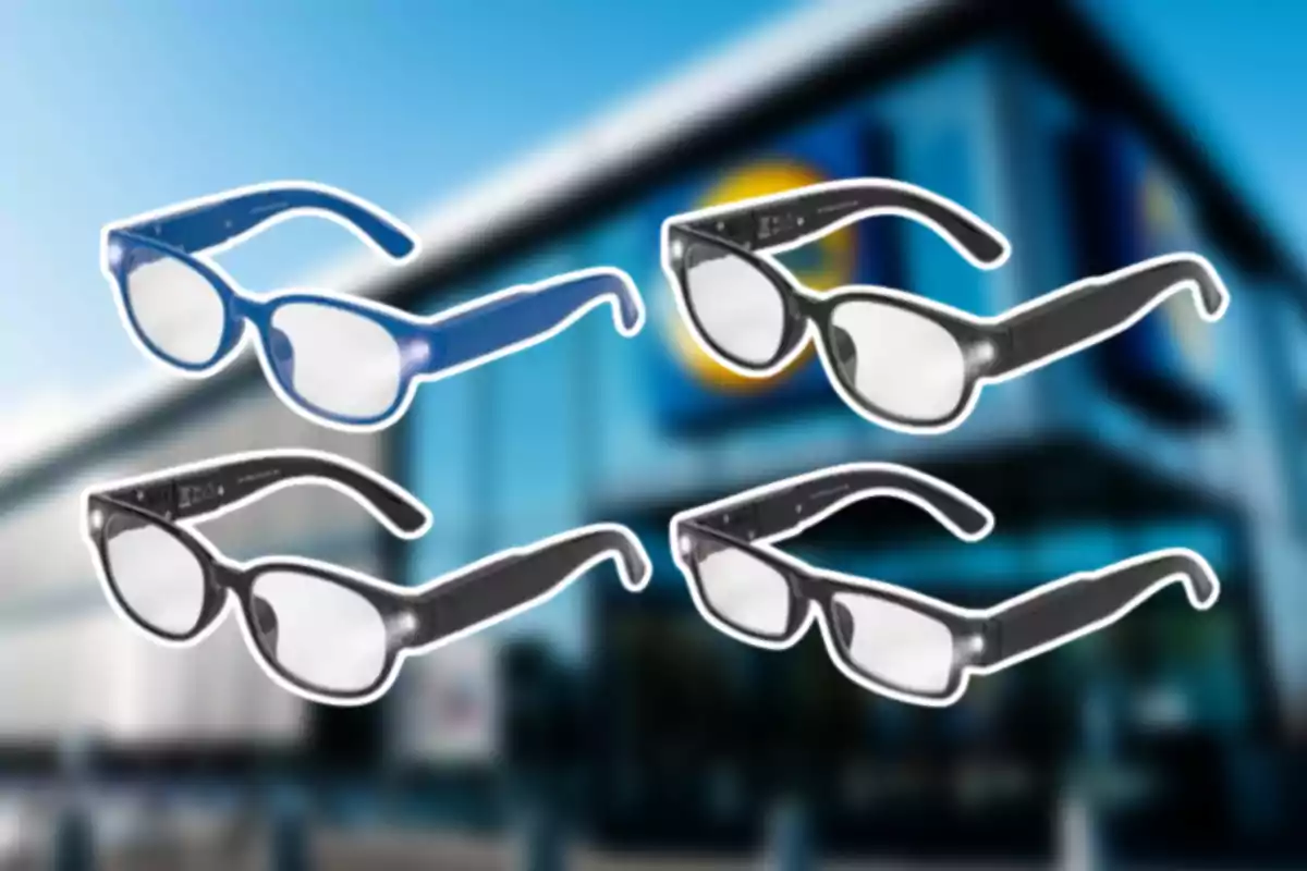 Quatre parells d’ulleres de diferents colors sobre un fons borros d’una botiga Quatre parells d’ulleres de diferents colors sobre un fons borros d’una botiga