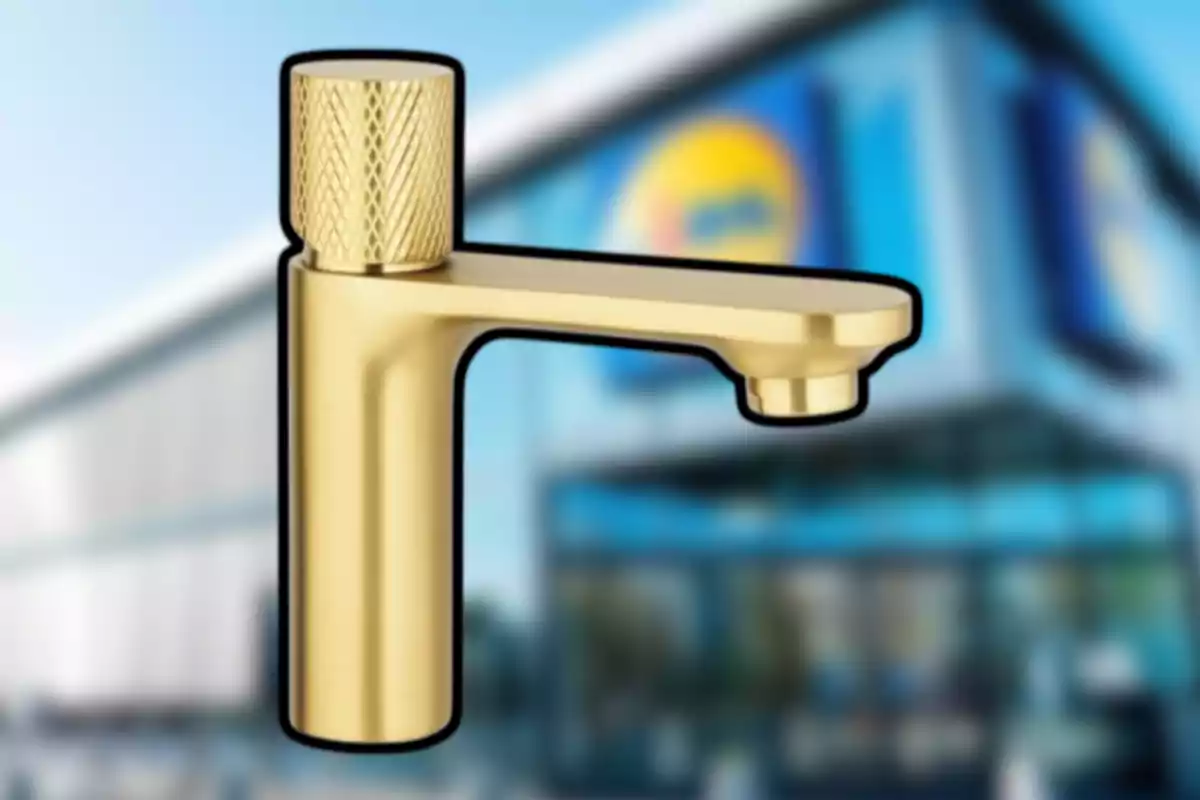 Aixeta daurada amb disseny modern en primer pla i un edifici desenfocat al fons