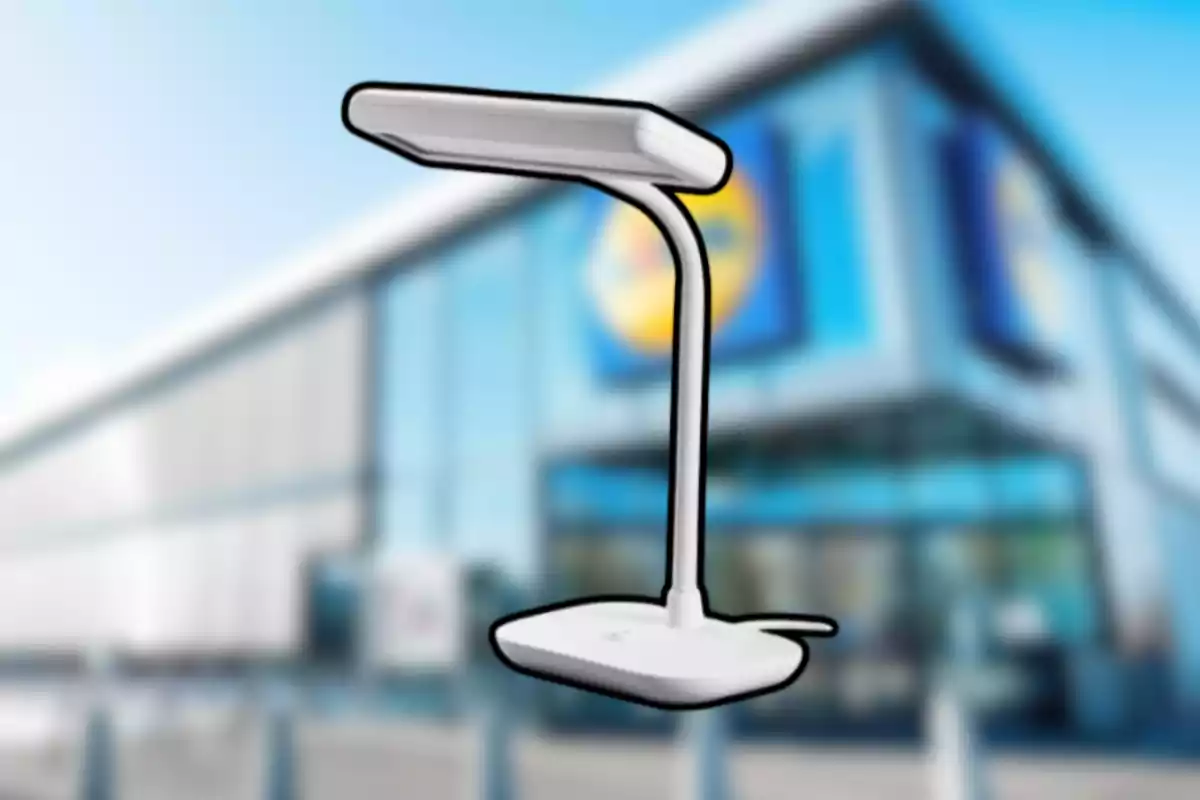 Lámpara de escritorio blanca con fondo de una tienda desenfocada
