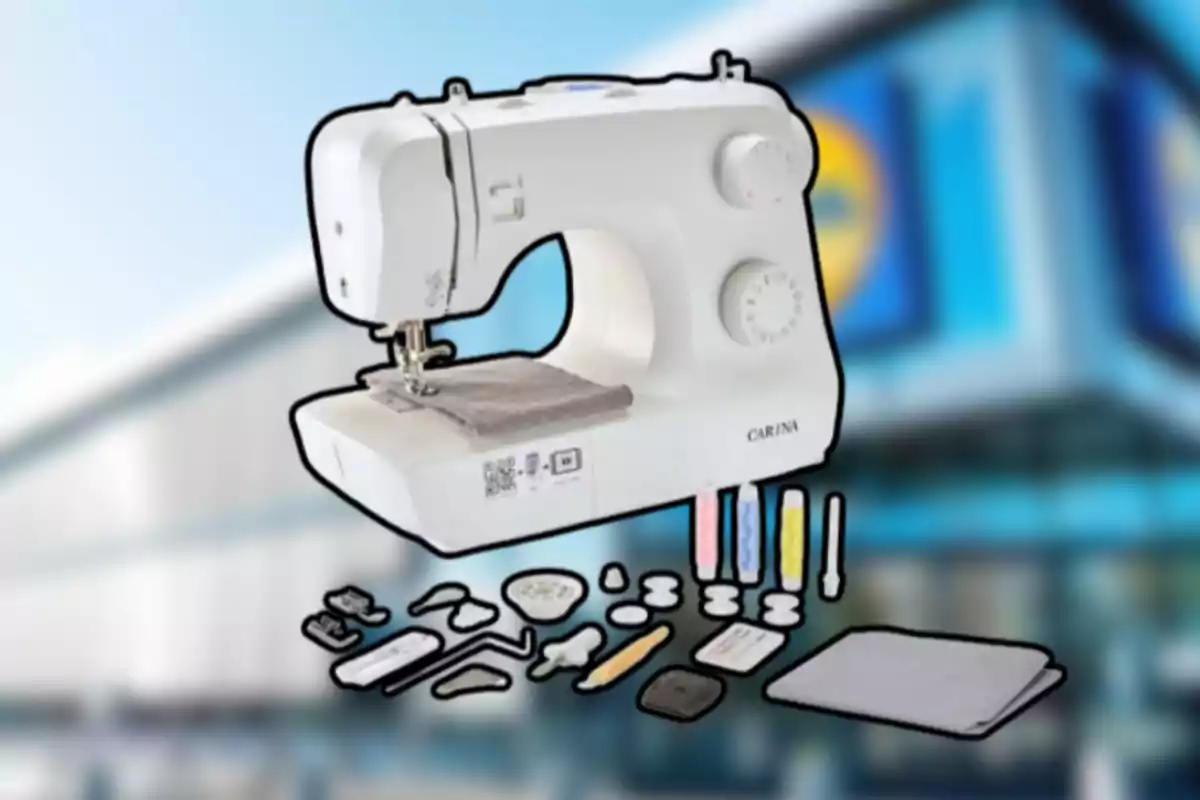 Máquina de coser blanca con varios accesorios sobre un fondo desenfocado de una tienda Máquina de coser blanca con varios accesorios sobre un fondo desenfocado de una tienda