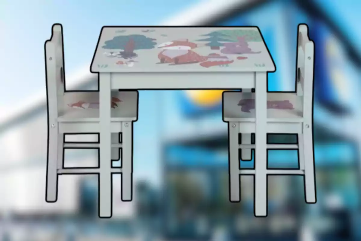 Joc de taula i dues cadires infantils de fusta amb dibuixos d’animals sobre un fons desenfocat Joc de taula i dues cadires infantils de fusta amb dibuixos d’animals sobre un fons desenfocat