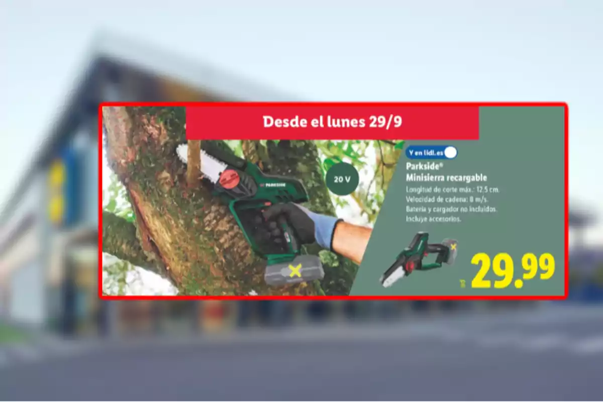 Publicitat d’una miniserra recarregable Parkside de 20V en oferta per 29,99 euros disponible des de dilluns 29 de setembre a Lidl mostrant una persona utilitzant l’eina per tallar una branca d’arbre