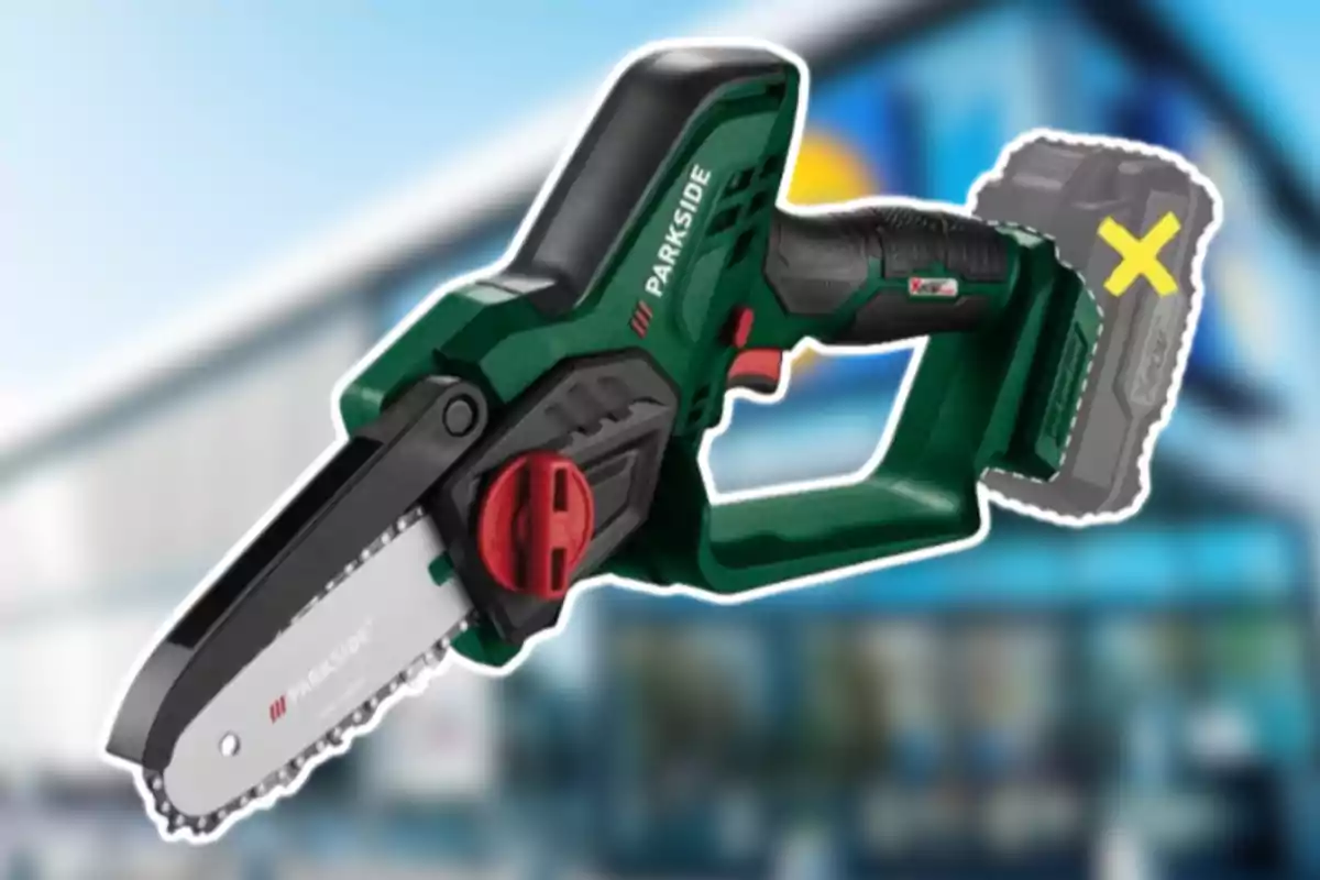 Serra elèctrica portàtil Parkside de color verd i negre amb detalls vermells i fons desenfocat
