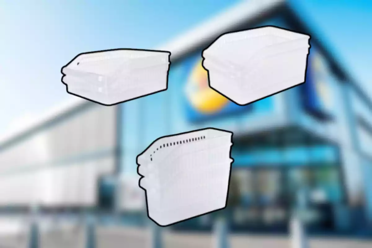 Tres organitzadors de plàstic transparents són sobre un fons borros d’una botiga.