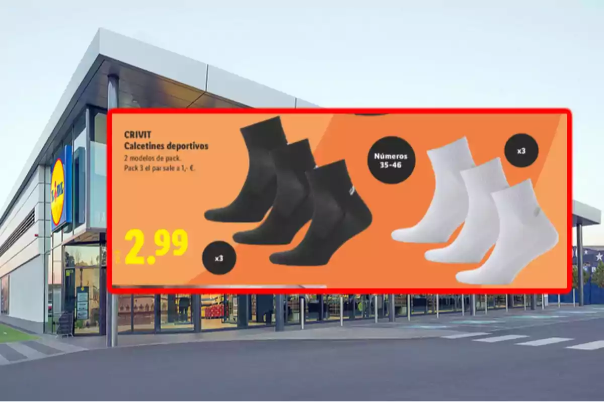 Publicitat de mitjons esportius Crivit en colors negre i blanc en un paquet de tres parells per 2,99 euros davant d’una botiga Lidl Publicitat de mitjons esportius Crivit en colors negre i blanc en un paquet de tres parells per 2,99 euros davant d’una botiga Lidl