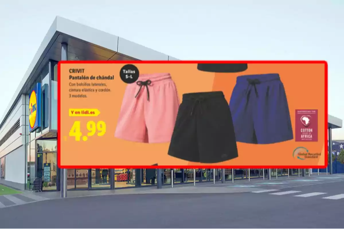 Publicitat de pantalons curts de xandall en colors rosa, negre i blau amb un preu de 4,99 euros davant d’una botiga Lidl Publicitat de pantalons curts de xandall en colors rosa, negre i blau amb un preu de 4,99 euros davant d’una botiga Lidl