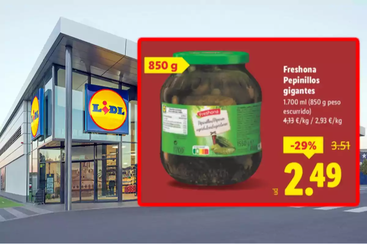 Façana d’un supermercat Lidl amb una oferta destacada de cogombres gegants Freshona en un pot gran a preu rebaixat