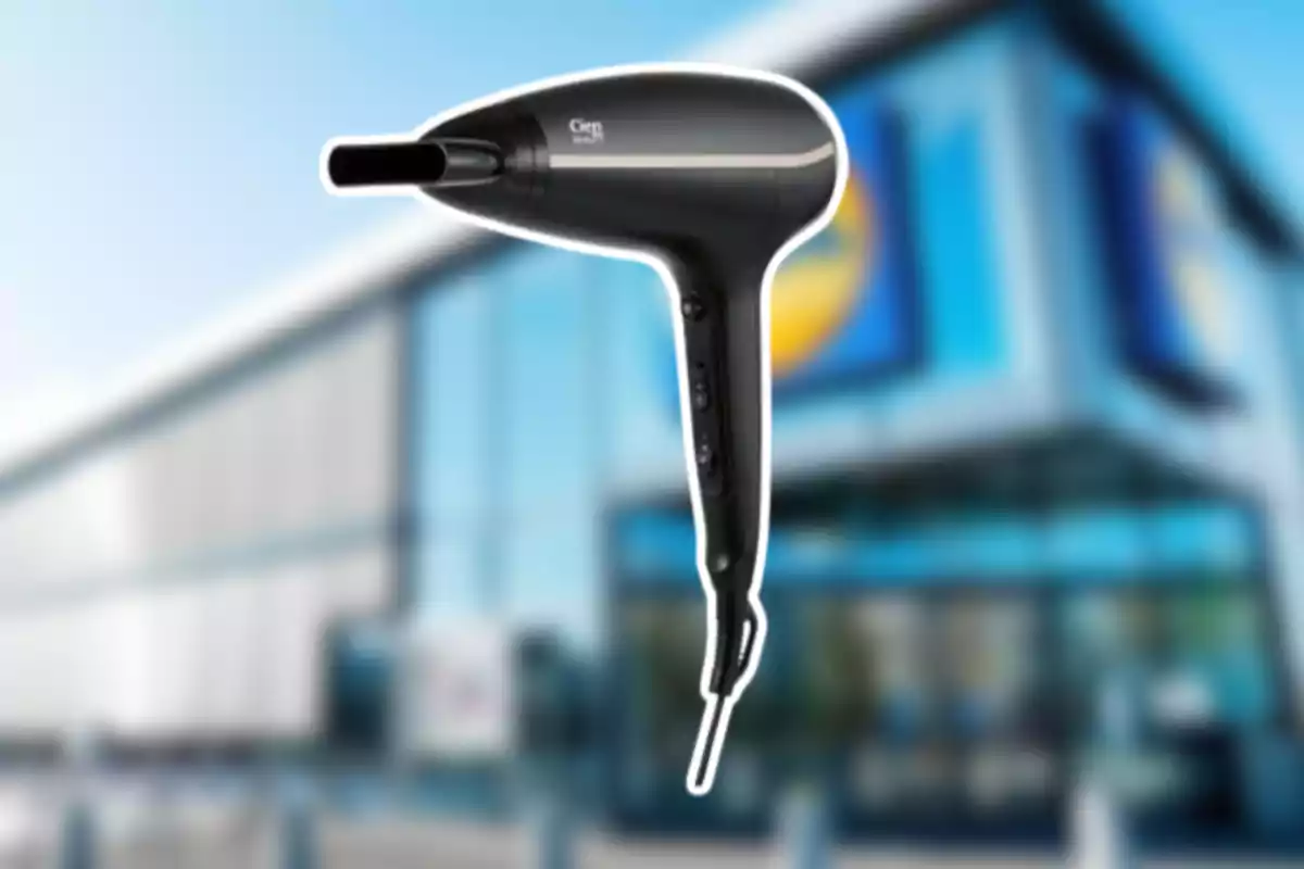 Assecador de cabells negre sobre un fons difuminat d’una botiga