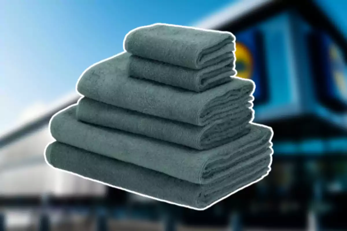 Un joc de tovalloles grises apilades davant d’una botiga desenfocada