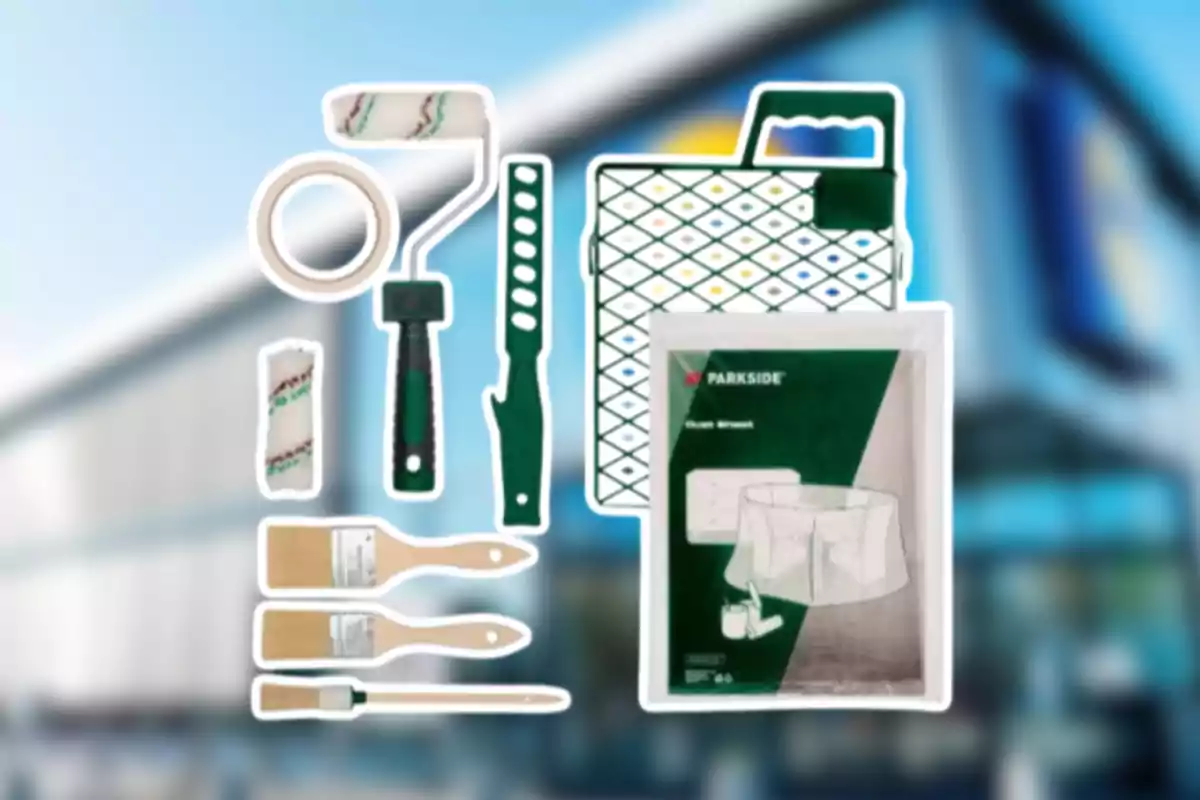 Kit d’eines per pintar que inclou brotxes, corrons, cinta adhesiva, reixeta, espàtula i funda protectora sobre un fons desenfocat d’una botiga.