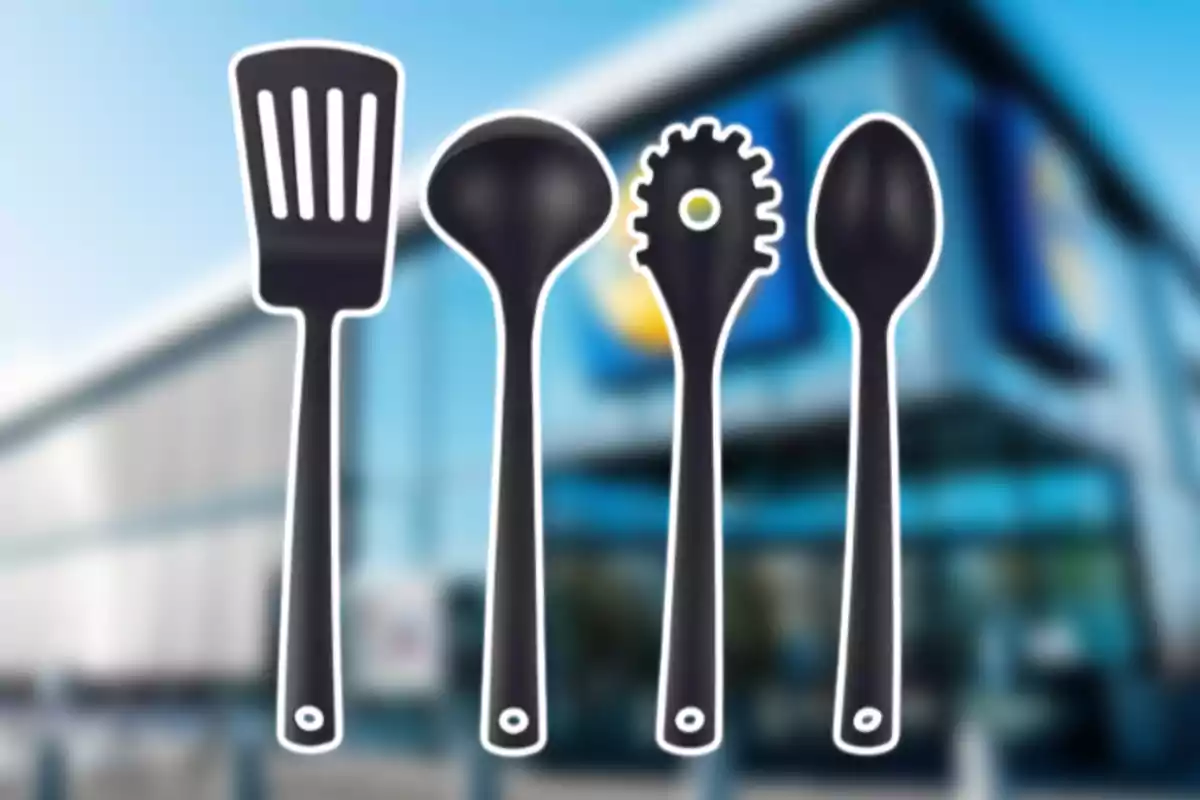 Cuatro utensilios de cocina negros dibujados sobre un fondo borroso de un edificio moderno.