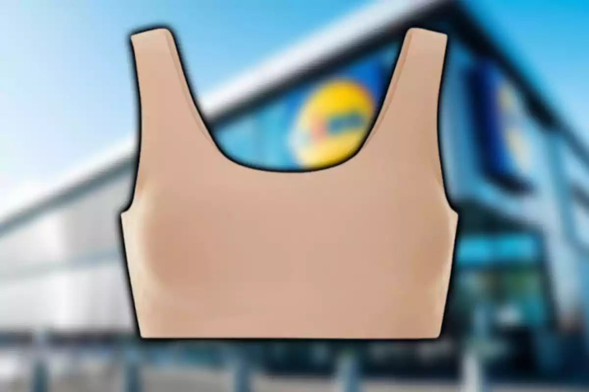 Top color nude sobre un fondo desenfocado de una tienda