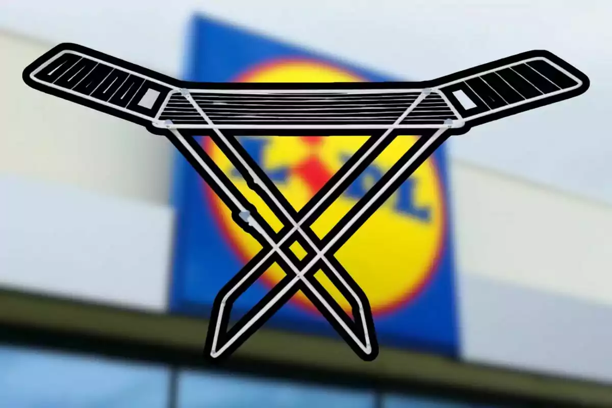 Un estenedor de roba dibuixat en blanc i negre sobre una imatge borrosa de la façana d’una botiga amb el logotip de Lidl al fons.