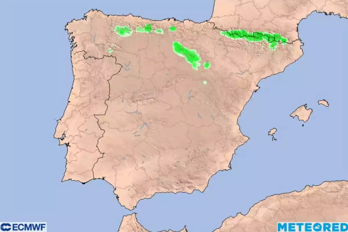 Mapa de la península ibérica con áreas verdes que indican precipitaciones en el norte de España Mapa de la península ibérica con áreas verdes que indican precipitaciones en el norte de España