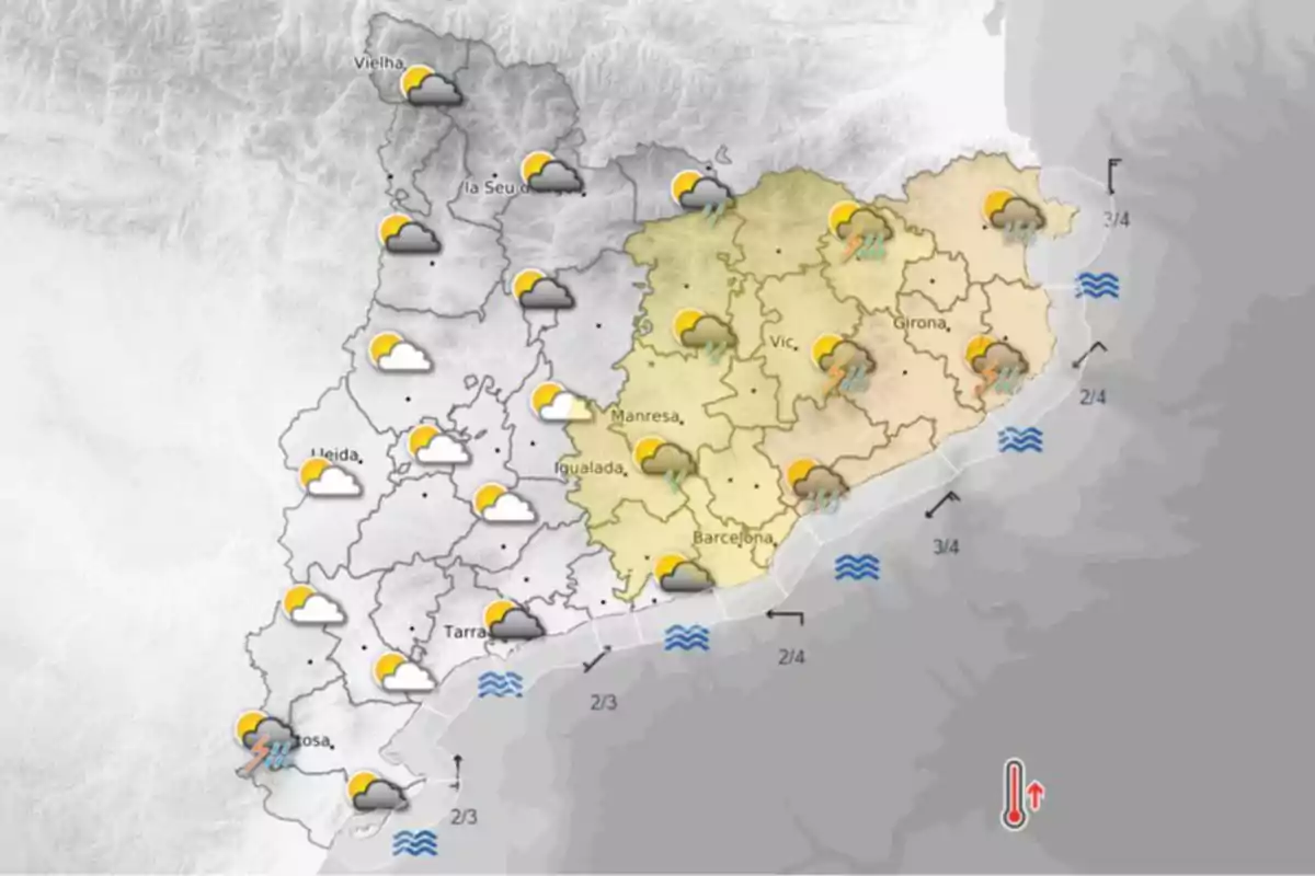 Mapa meteorológico de Cataluña con iconos de nubes, sol y tormentas que indican diferentes condiciones climáticas en varias regiones