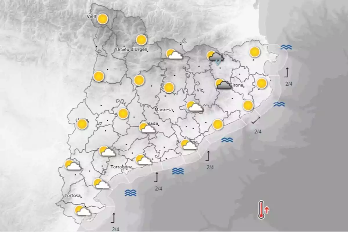 Mapa meteorológico de Cataluña con predominio de sol y algunas nubes en el sur y centro, lluvias en el noreste y símbolos de oleaje en la costa